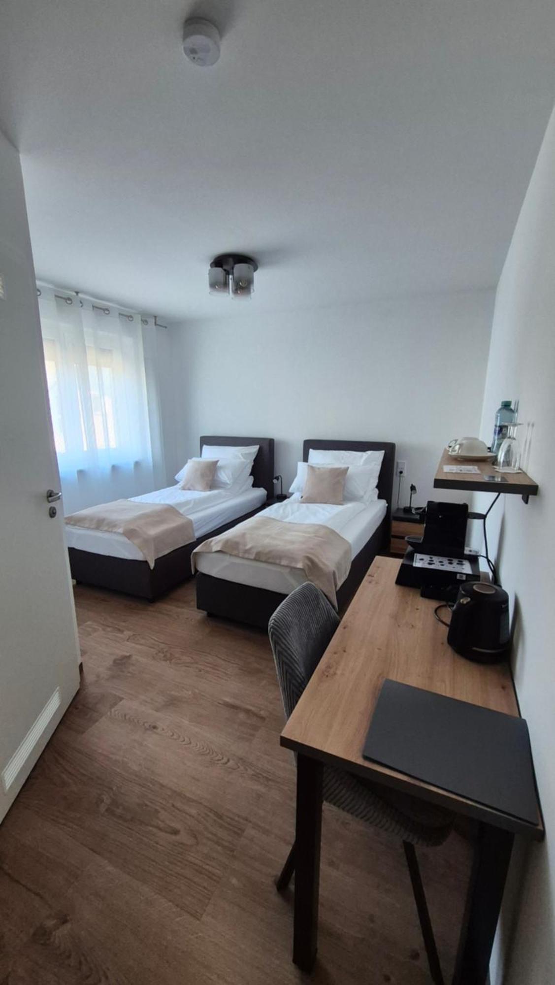 Apartments Seibel Doppel-Zweibettzimmer Mit Bad 罗伊特林根 外观 照片