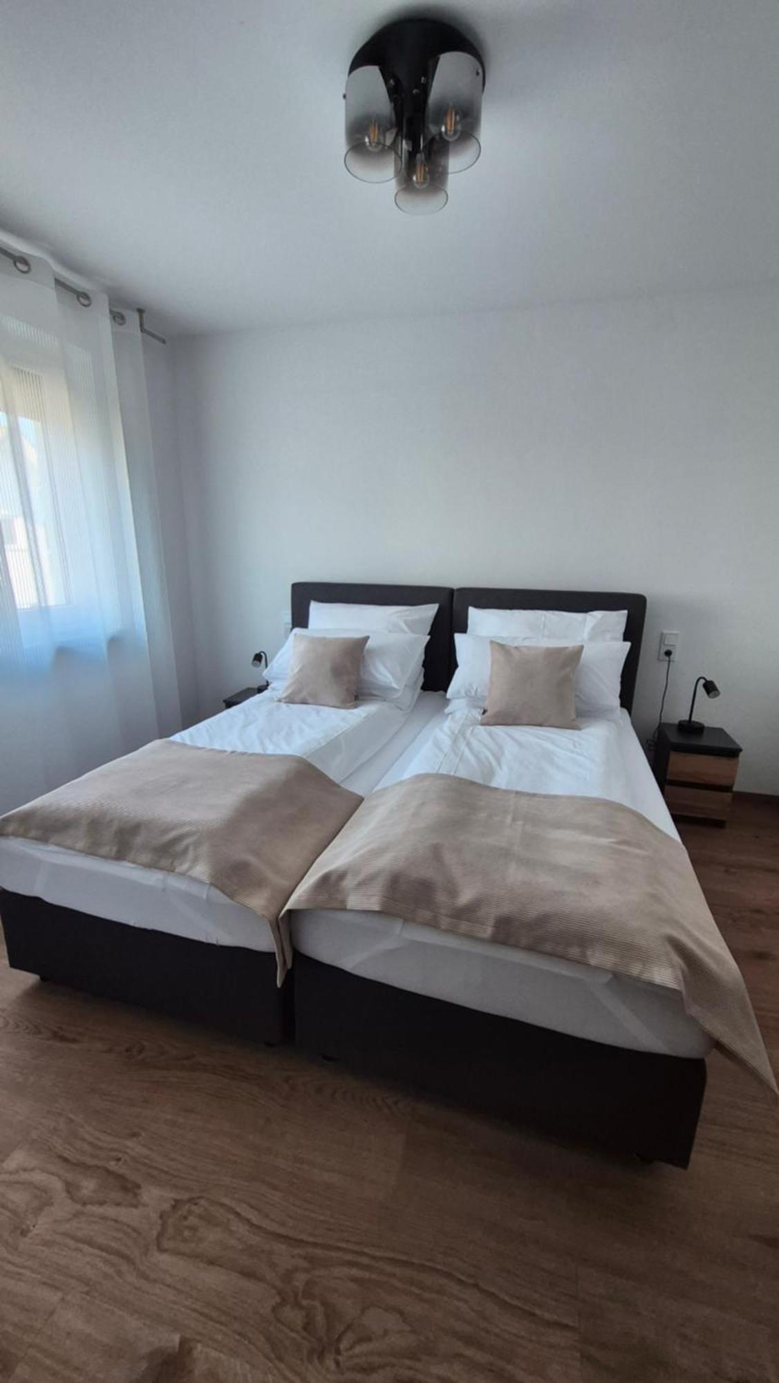 Apartments Seibel Doppel-Zweibettzimmer Mit Bad 罗伊特林根 外观 照片