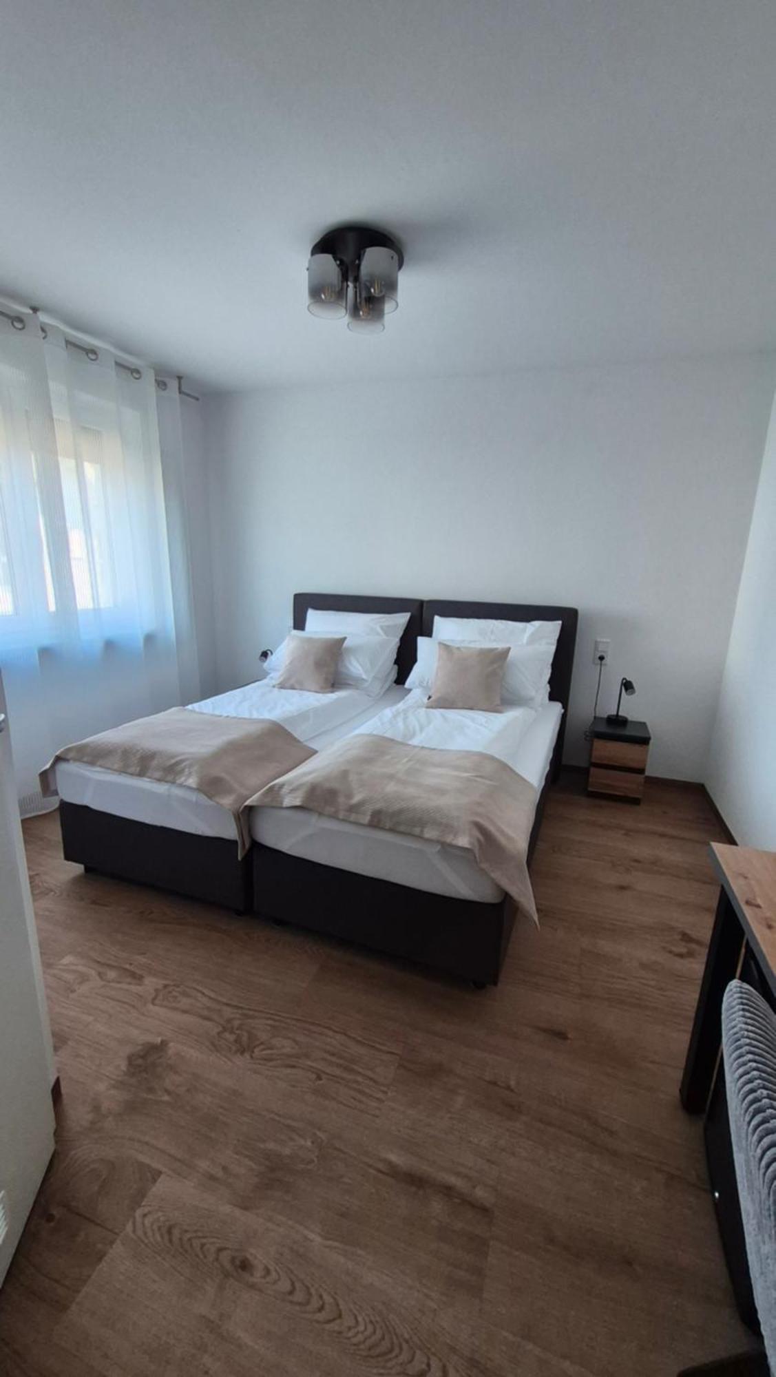 Apartments Seibel Doppel-Zweibettzimmer Mit Bad 罗伊特林根 外观 照片