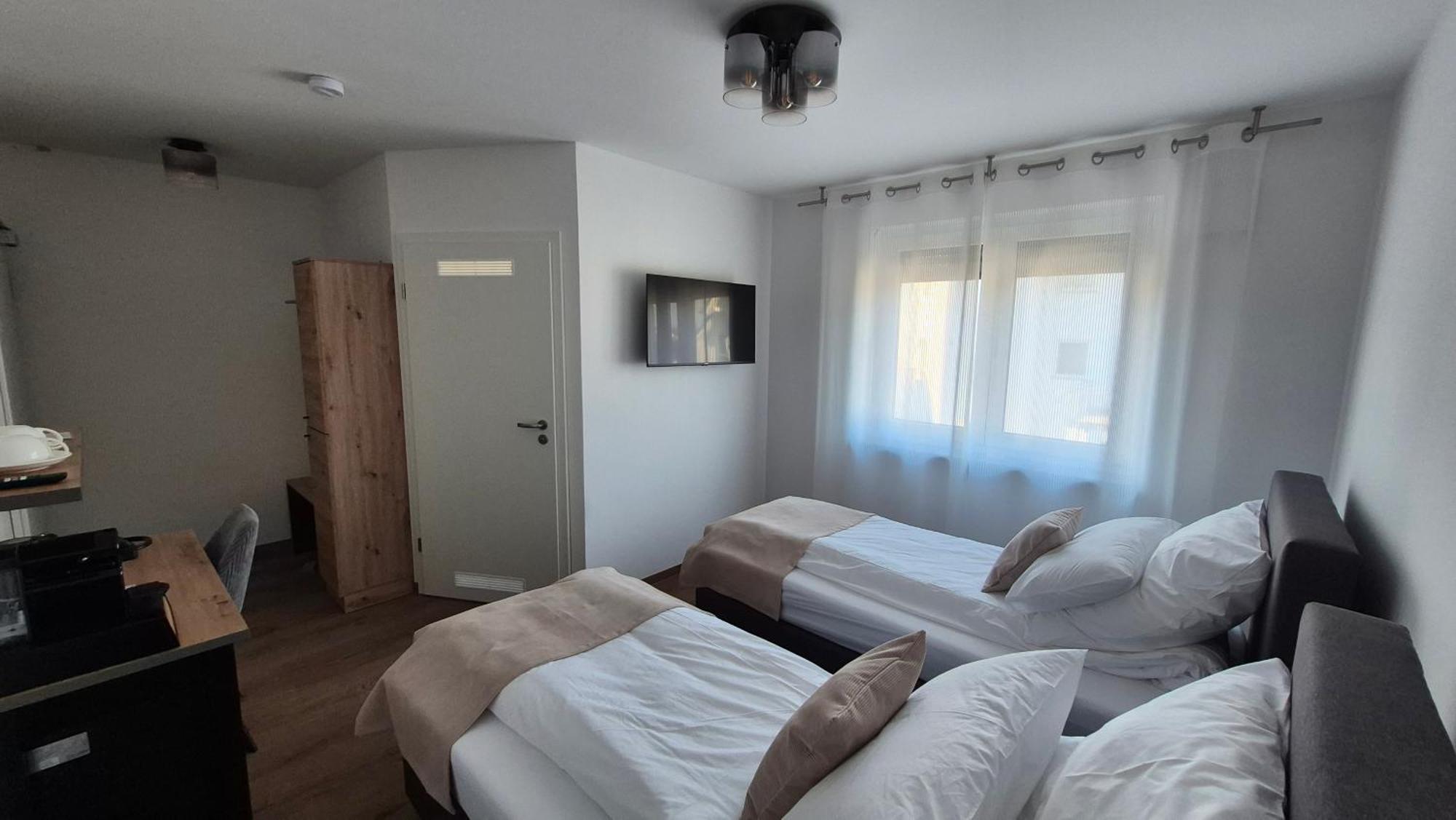 Apartments Seibel Doppel-Zweibettzimmer Mit Bad 罗伊特林根 外观 照片