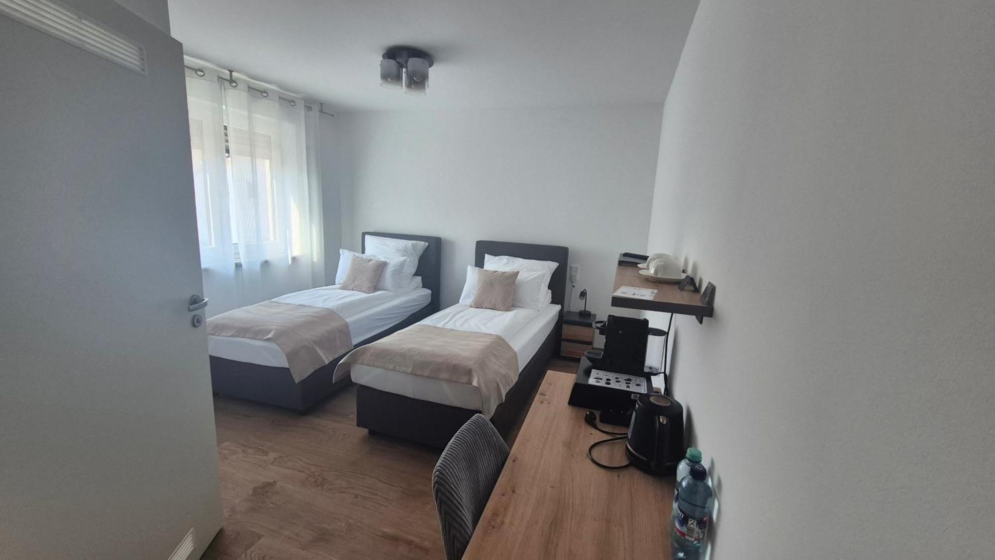 Apartments Seibel Doppel-Zweibettzimmer Mit Bad 罗伊特林根 外观 照片